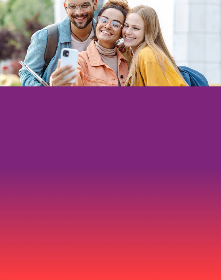 Zwei Frauen und ein Mann stehen lächelnd nebeneinander und schauen auf ihr Handy