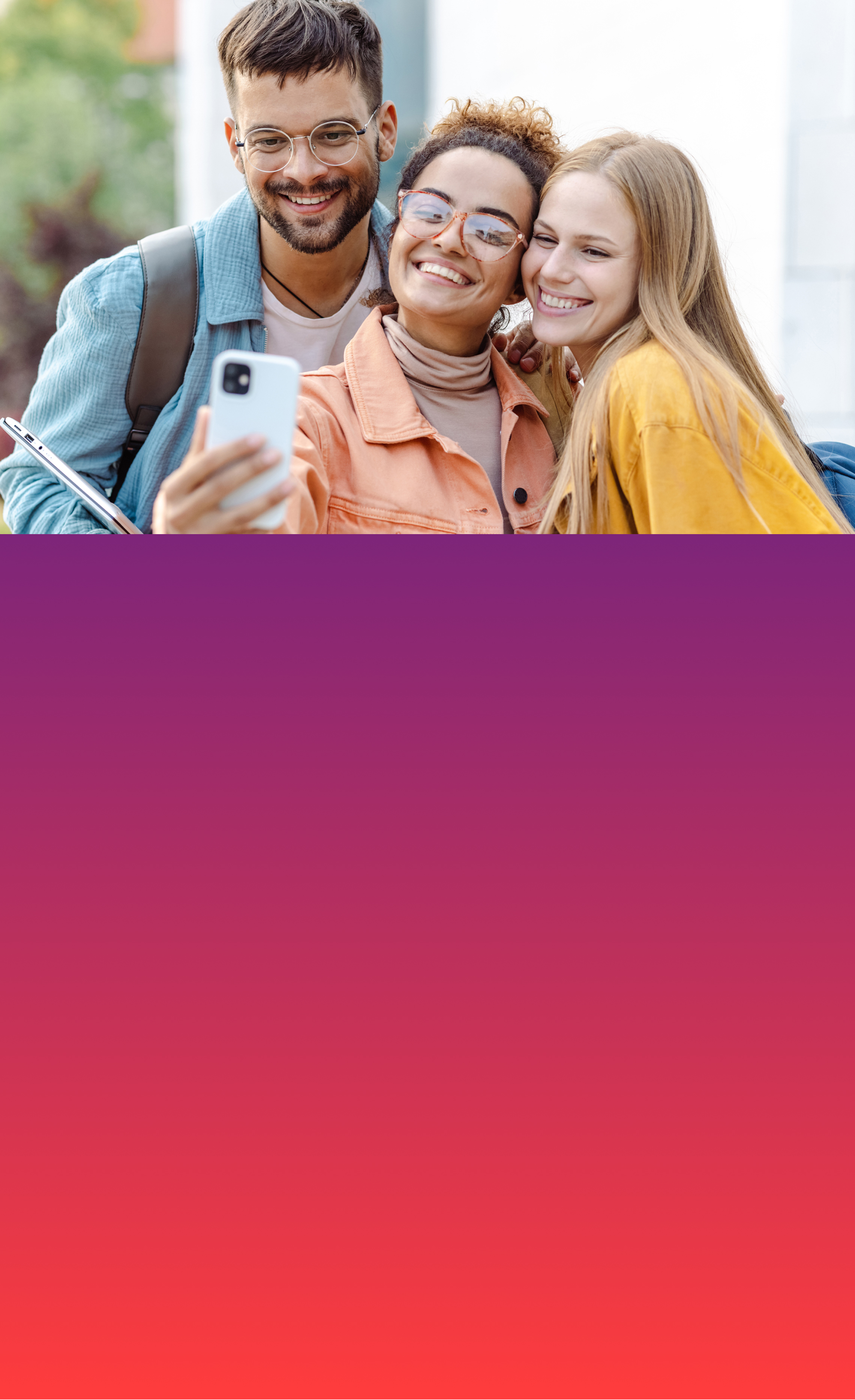 Zwei Frauen und ein Mann stehen lächelnd nebeneinander und schauen auf ihr Handy