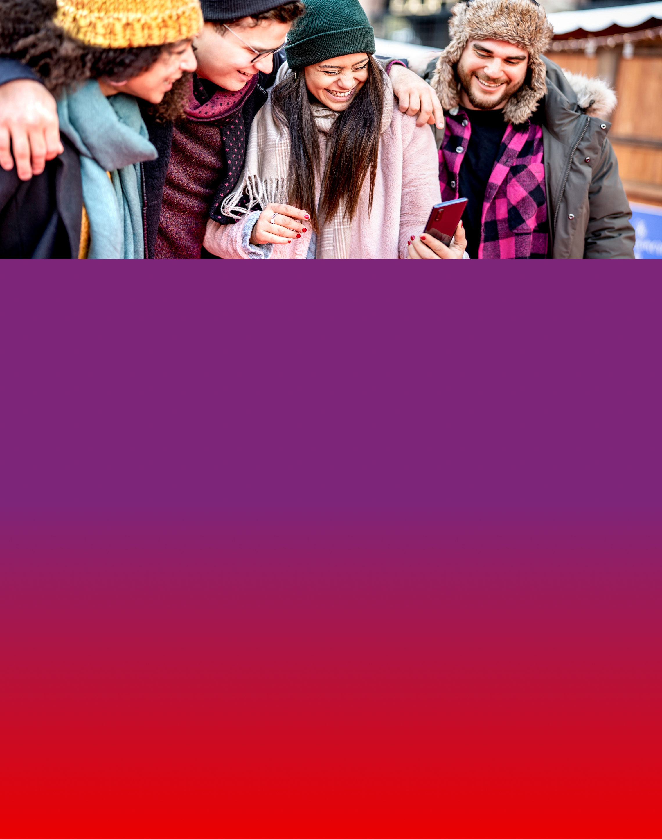 Drei Männer und eine Frau stehen lächelnd nebeneinander und schauen auf ihr Handy