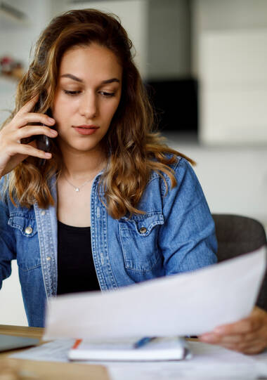 Frau telefoniert nach Handyverlust mit ihrer Handyversicherung
