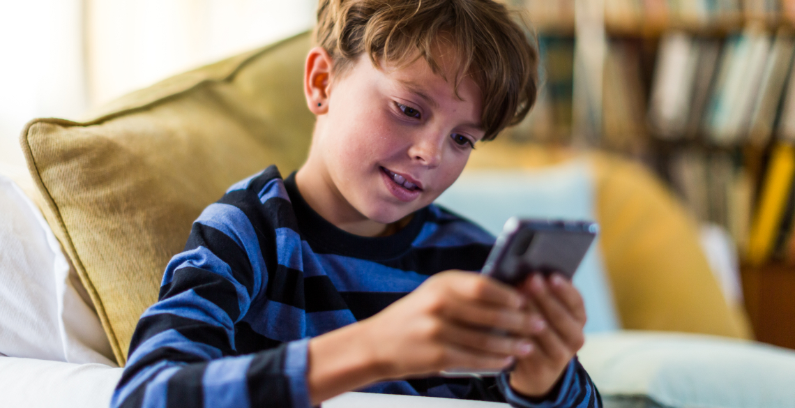 Kind mit Handy: Thema Handysicherheit Kinder