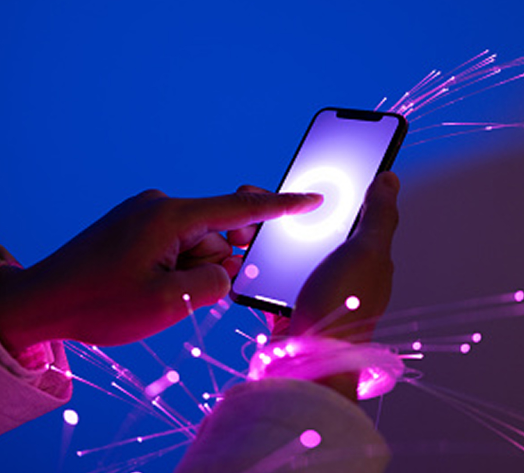 Hand tippt auf einem Handy-Display und versucht die optimale Leistung aus der Smartphone Hardware zu holen.
