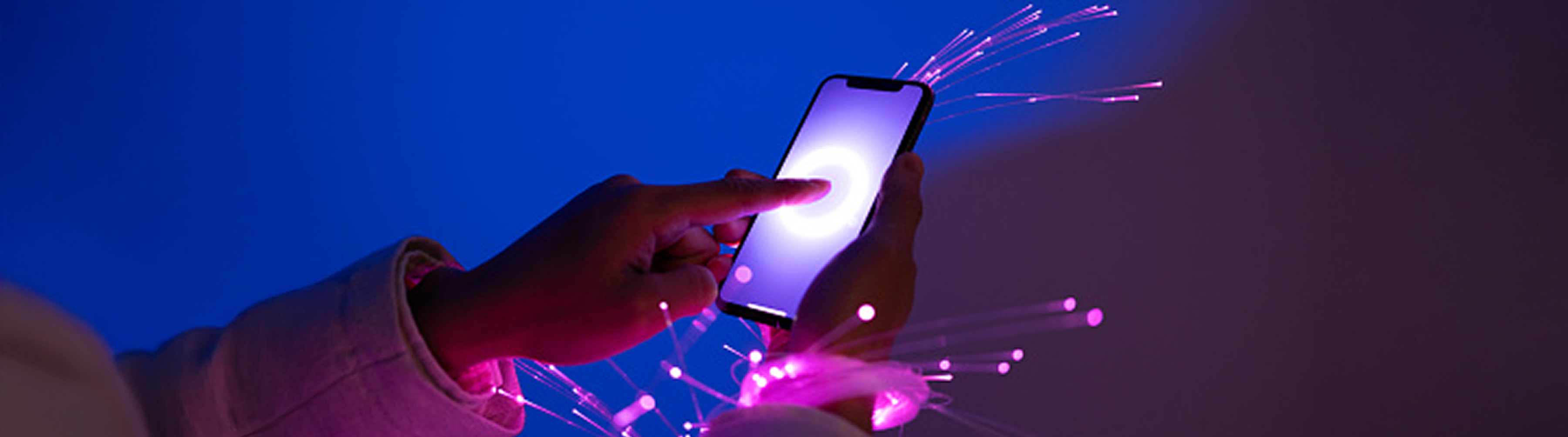 Hand tippt auf einem Handy-Display und versucht die optimale Leistung aus der Smartphone Hardware zu holen.